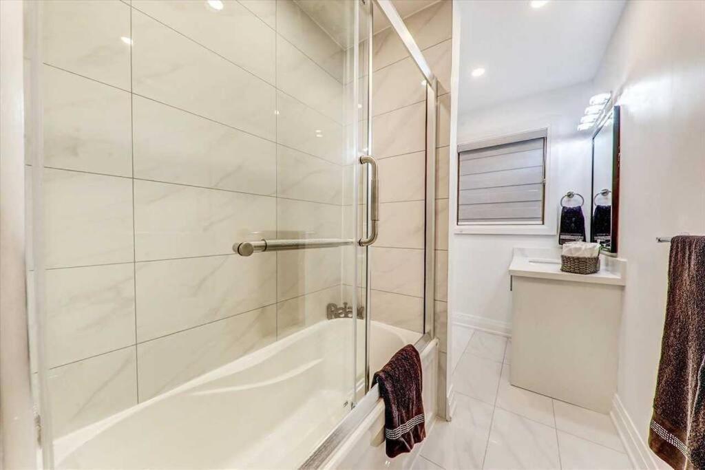 3-Bedroom Modern Luxury Apartment In The Heart Of City 토론토 외부 사진