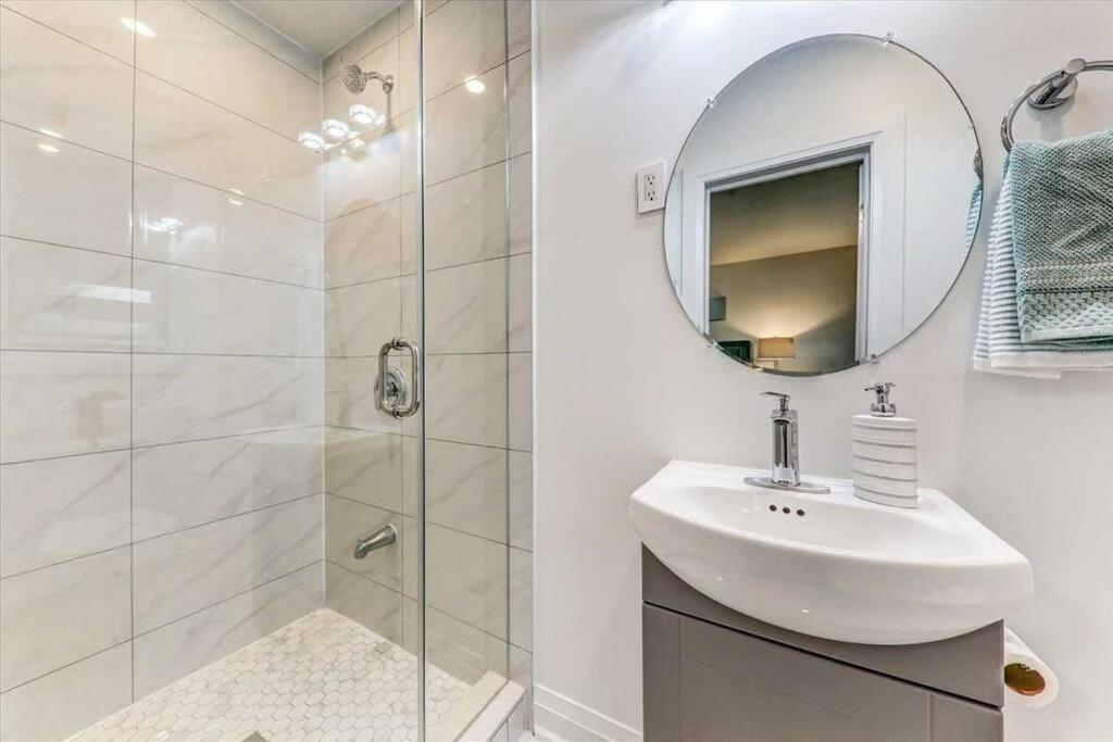 3-Bedroom Modern Luxury Apartment In The Heart Of City 토론토 외부 사진