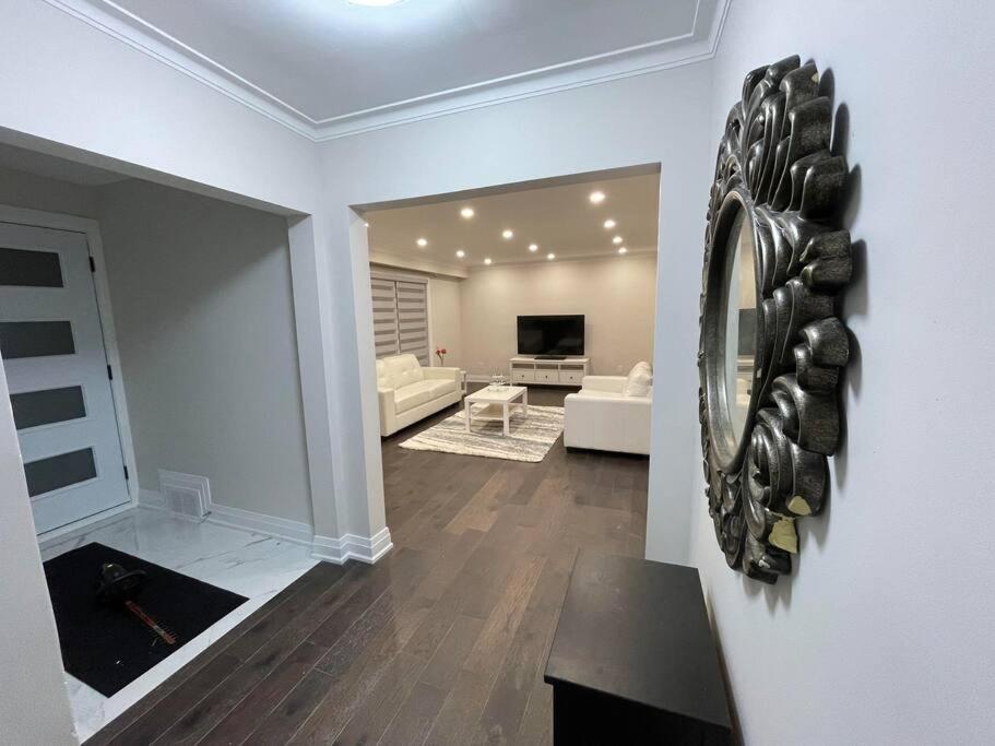 3-Bedroom Modern Luxury Apartment In The Heart Of City 토론토 외부 사진