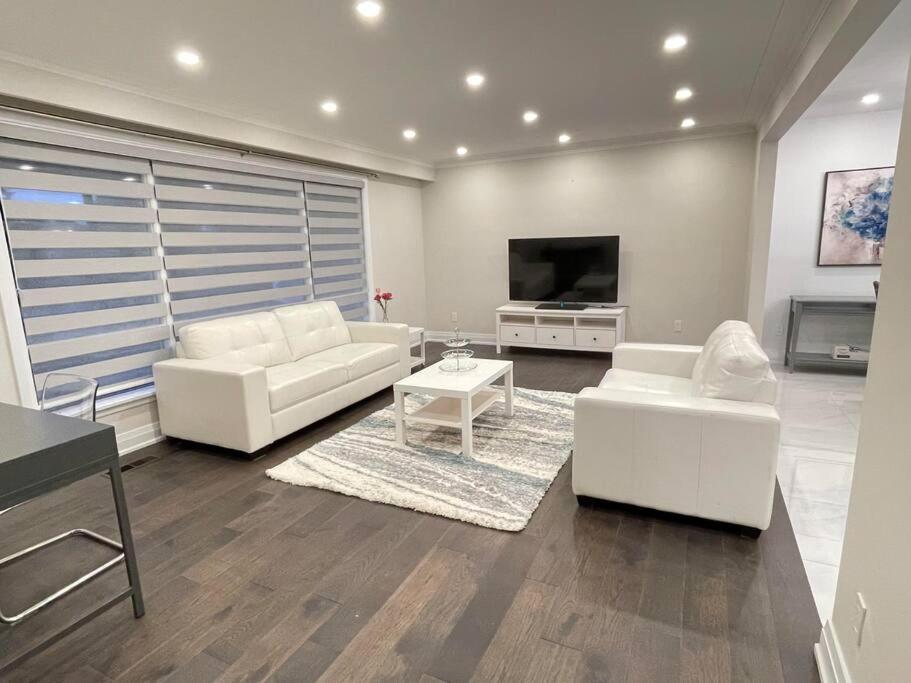 3-Bedroom Modern Luxury Apartment In The Heart Of City 토론토 외부 사진