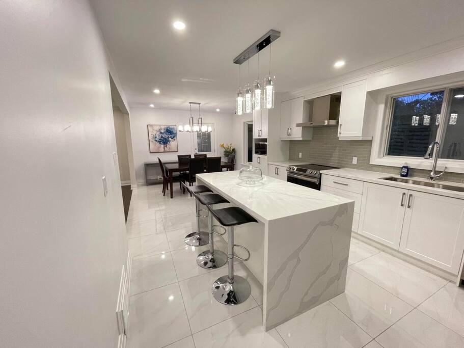 3-Bedroom Modern Luxury Apartment In The Heart Of City 토론토 외부 사진