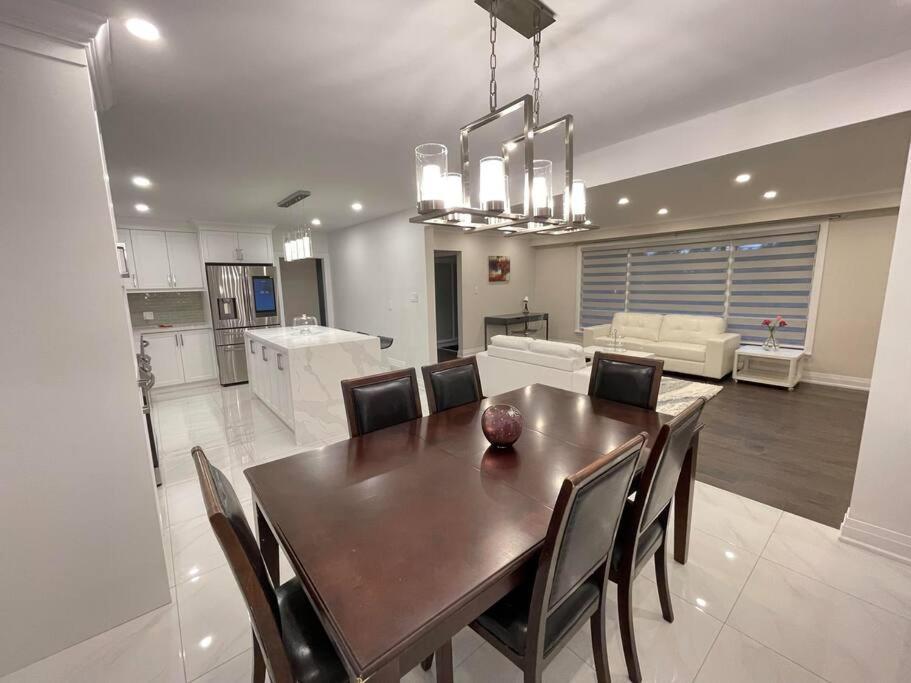 3-Bedroom Modern Luxury Apartment In The Heart Of City 토론토 외부 사진